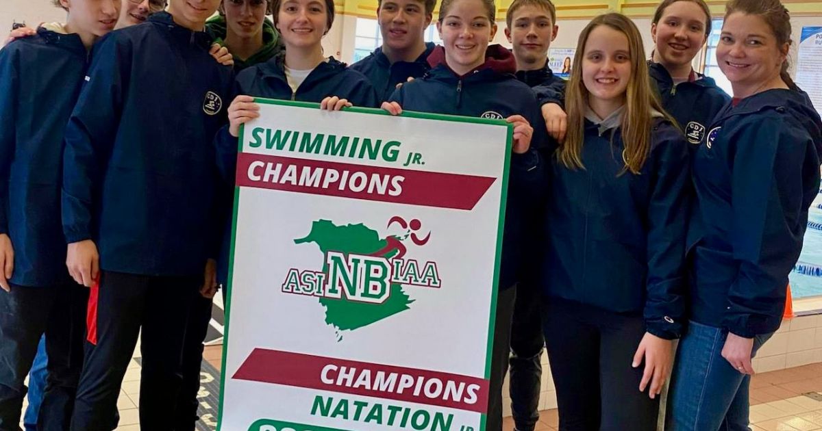 L’équipe des REPS juniors de natation défend son titre et remporte la bannière provinciale.