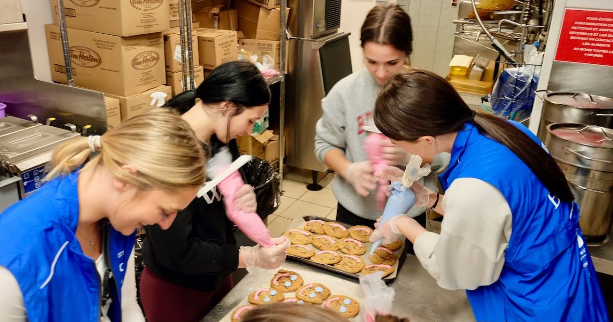 Une première activité pour le cours de Leadership : la campagne des biscuits sourires.