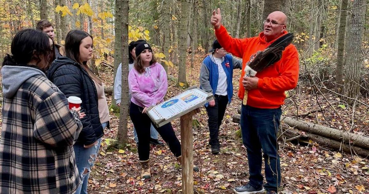 Le Vitrail-CDJ accueilli par les gardiens du savoir de la Première nation Malécite du Madawaska pour une activité en forêt.